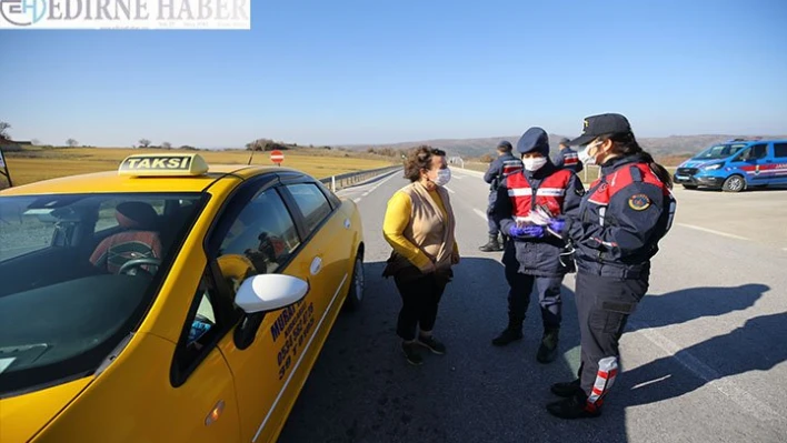 Kırklareli'nde kadın astsubaylar yol denetiminde kadın sürücülere karanfil hediye etti