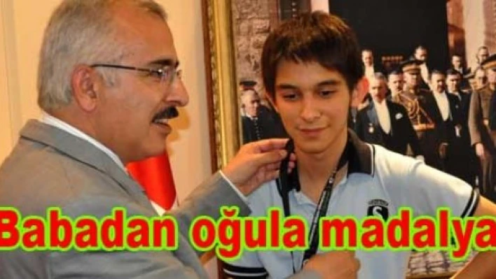 Vali Duruer’den oğluna teşekkür plaketi