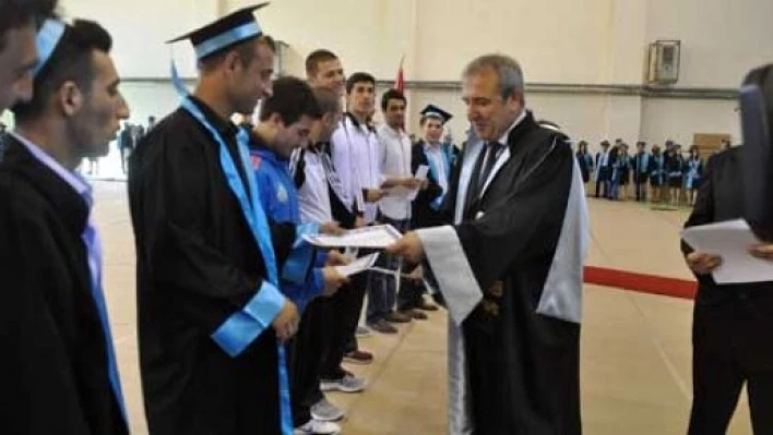 200 öğrenci mezuniyet coşkusu yaşadı