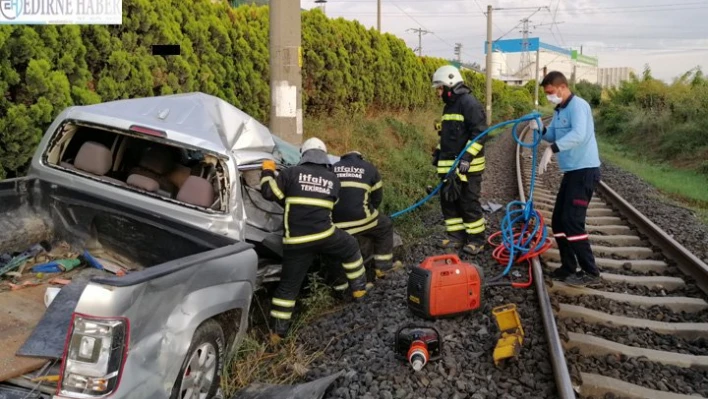 Hemzemin geçitte tren hafif ticari araca çarptı: 1 ölü