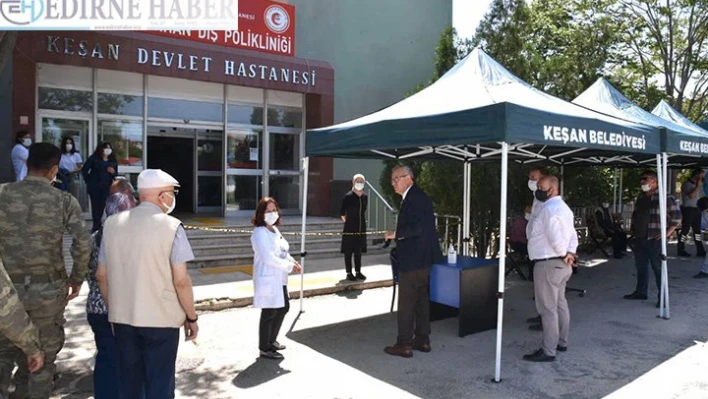 Aşı merkezi önünde dinlenme noktası oluşturuldu