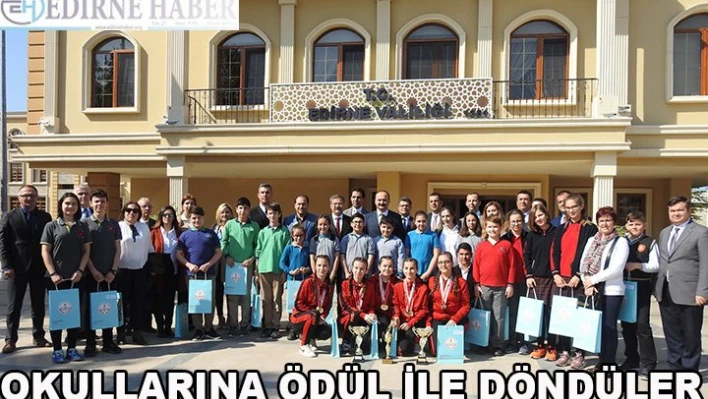 Okullarına ödül ile döndüler