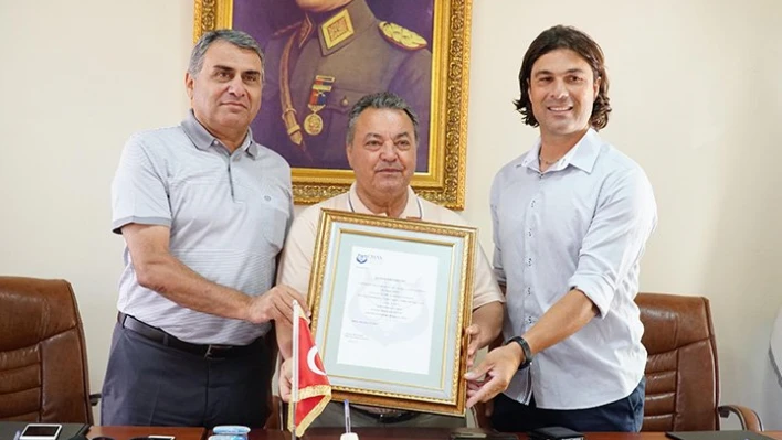 Rekor belgesini Altınok takdim etti