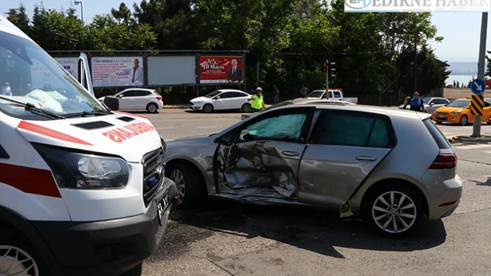 Tekirdağ'da hasta almaya giden ambulansla otomobil çarpıştı: 1 yaralı