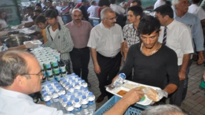 Selimiye gölgesinde iftar keyfi 