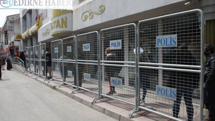 Banka önlerinde bariyerli önlem