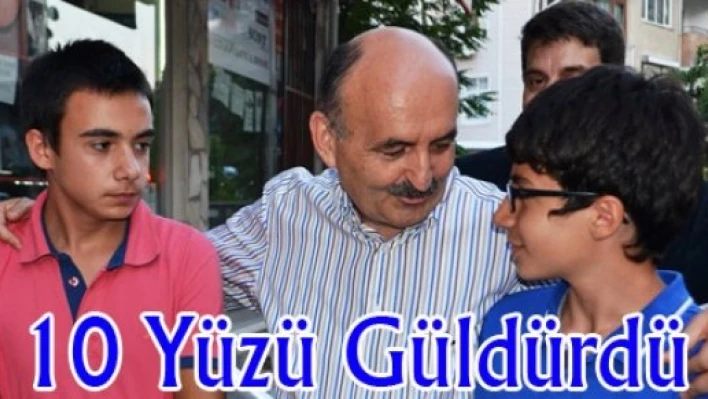 Bakan tekerlekli sandalye dağıttı