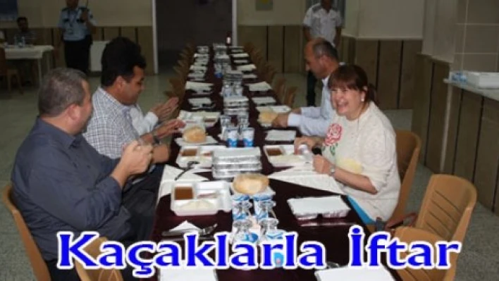  Kaçaklarla iftar yaptılar      