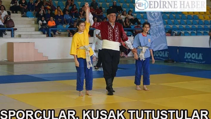 Sporcular, kuşak tutuştular