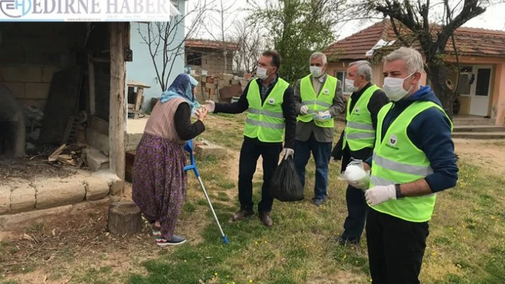 İlçedeki vatandaşlara maske ve eldiven dağıtıldı