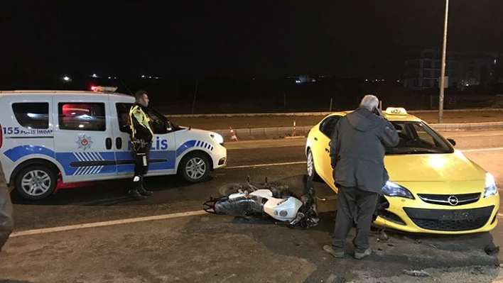 Plakasız motosiklet sürücüsü ambulanstan kaçtı