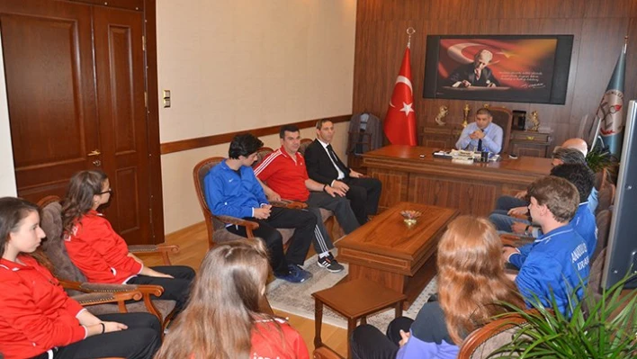 Başarılı öğrencilerden anlamlı ziyaret