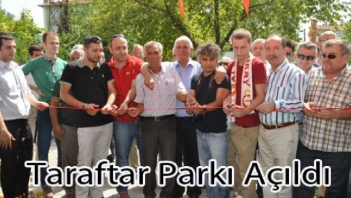  Taraftar Heykeli  törenle açıldı