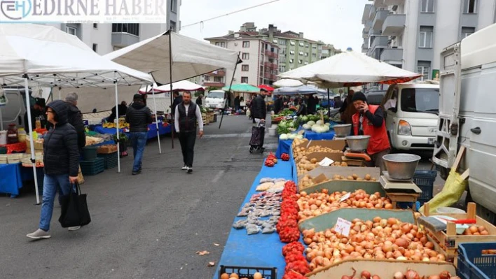 Pazarlarda sadece gıda ve temizlik ürünlerinin satışı yapılıyor