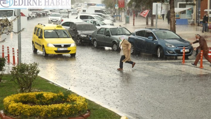 Yağmur zaman zaman şiddetini arttırdı