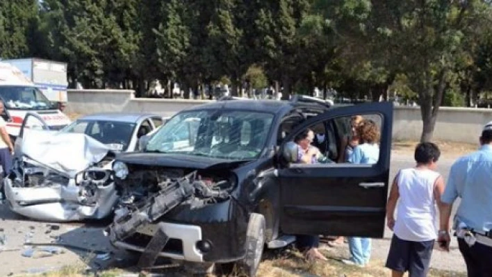  Mezarlık önünde can pazarı