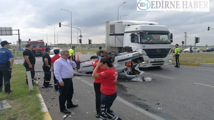 Vali Canalp kazada yaralananların yardımına koştu