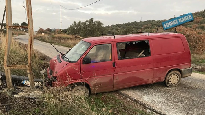 Elektrik direğine çarptı