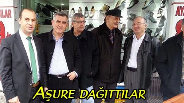 Aşure dağıttılar