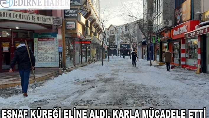 ESNAF KÜREĞİ ELİNE ALDI, KARLA MÜCADELE ETTİ