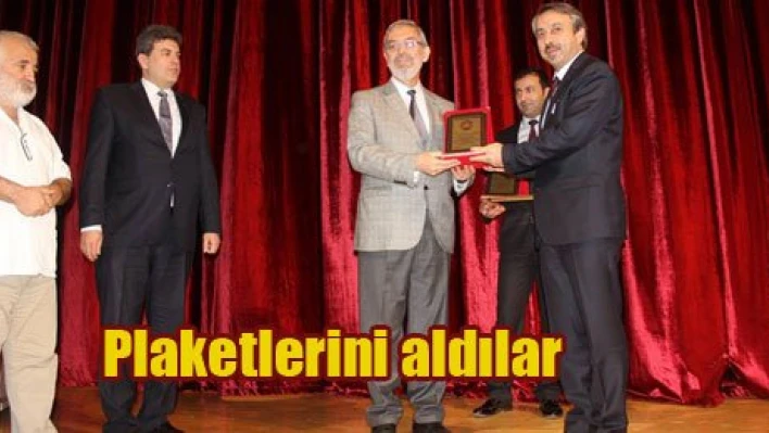 Teşekkür plaketi aldılar