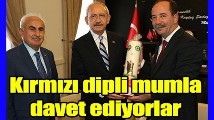 Kırmızı dipli mumla davet ediyorlar