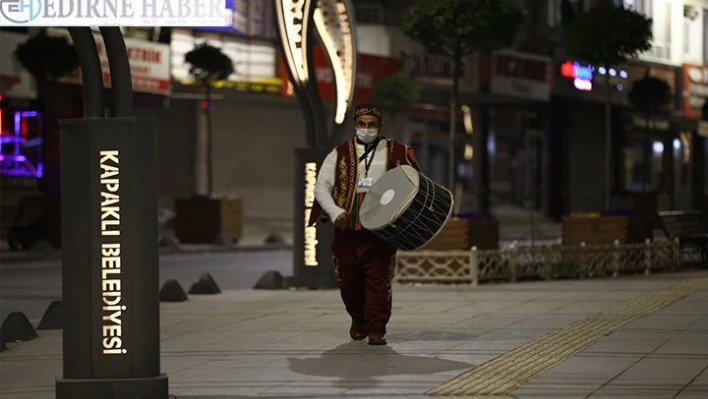 Tekirdağ'da davulcular vatandaşları sahura manilerle kaldırdı