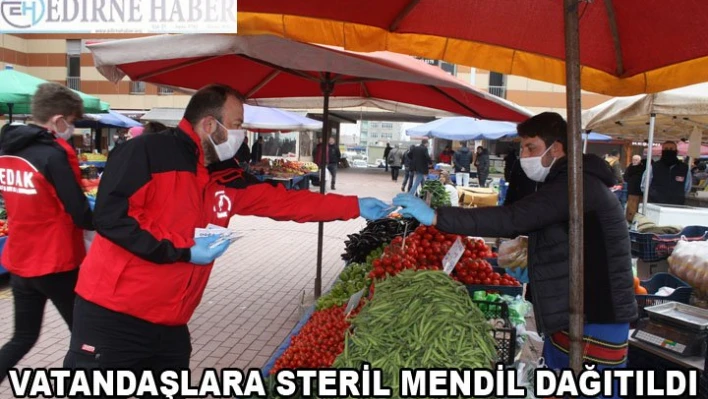 Keşan'da vatandaşlara steril mendil dağıtıldı