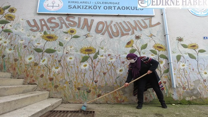 Kırklareli'nde köy sakinleri okul bahçesini imeceyle temizledi