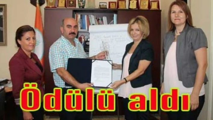 Ödülü teslim aldı