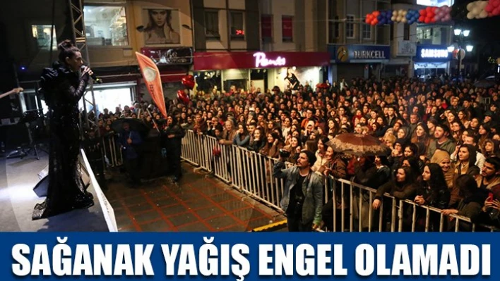 Yağmur altında 10. Yıl Marşı