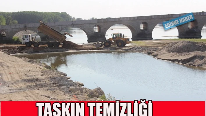 Taşkın temizliği yapıyorlar