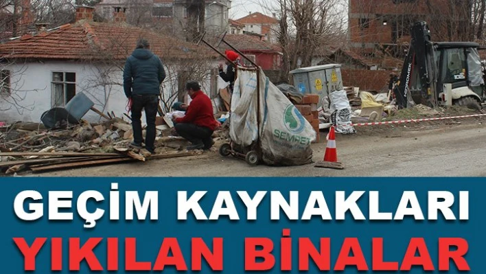 Topladıkları malzemelerle geçiniyorlar