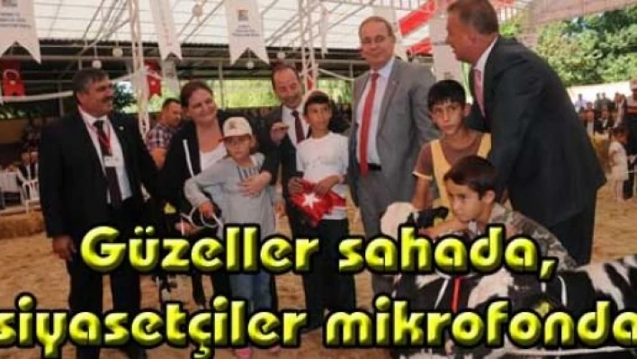  Güzeller  sahada, siyasetçiler mikrofonda