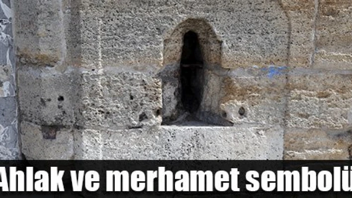 Yitik taşı dikkat çekiyor