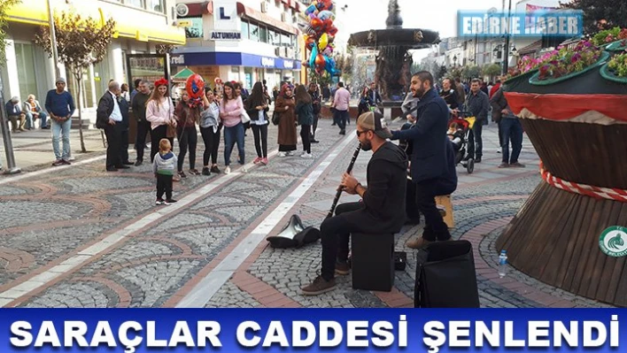 Sokak çalgıcıları ile şenlendi