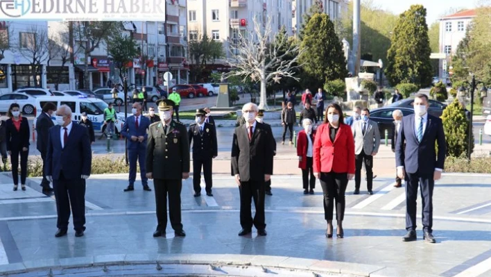 Sosyal mesafeli tören düzenlendi