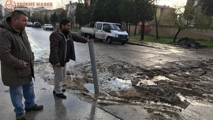 Yol çöktü
