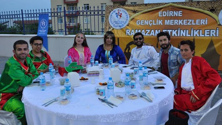 Gençler iftarda buluştu