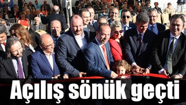 Görkemli binaya sönük açılış