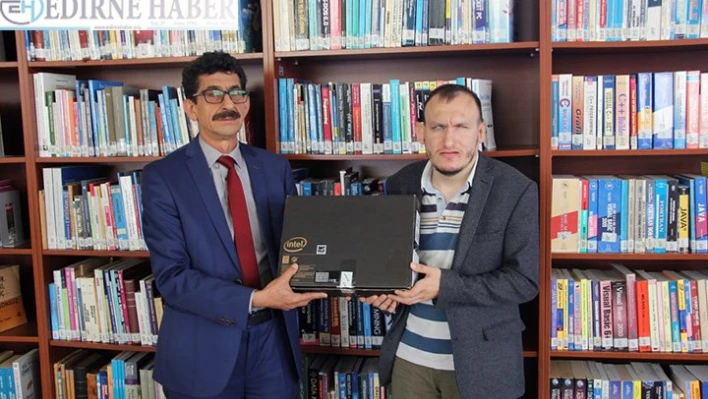 Görme engelli üniversite öğrencisine bilgisayar verildi