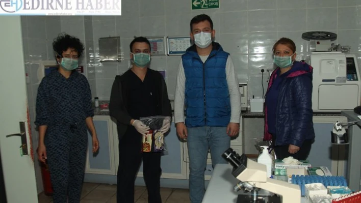Meslektaşlarına ikramlı destek oldular