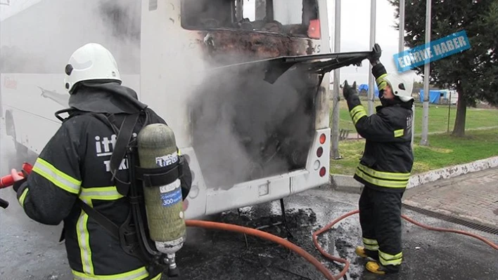 Servis otobüsü küle döndü