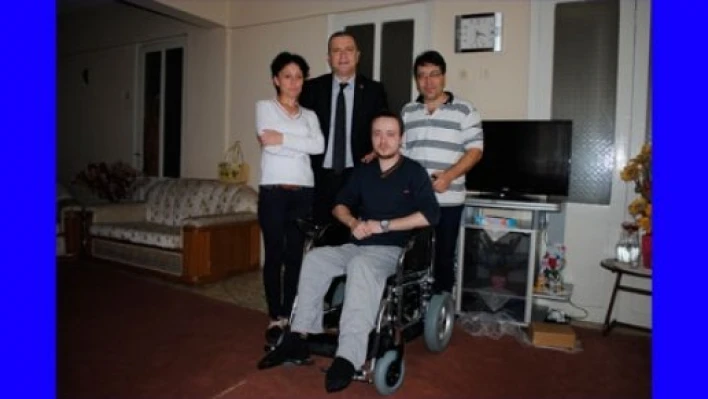 Engelli vatandaşa akülü tekerlekli sandalye 