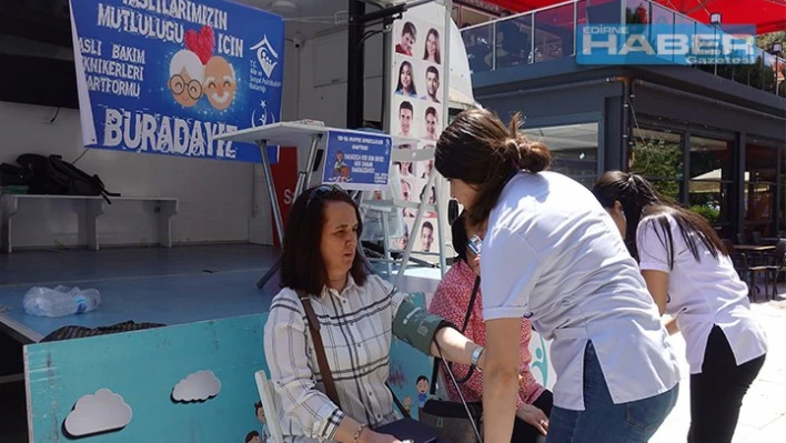 Öğrenciler yaşlıların tansiyonlarını ölçtü