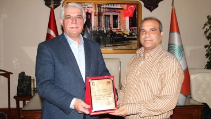Sedefçi'ye teşekkür plaketi 