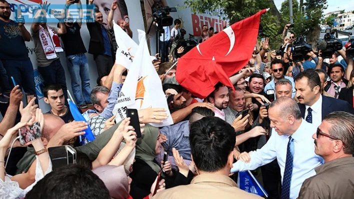 Vatandaşları selamladı