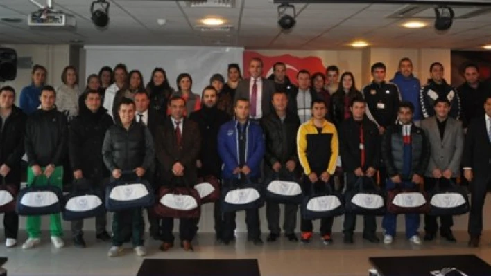 Spor  malzemesi hediye edildi