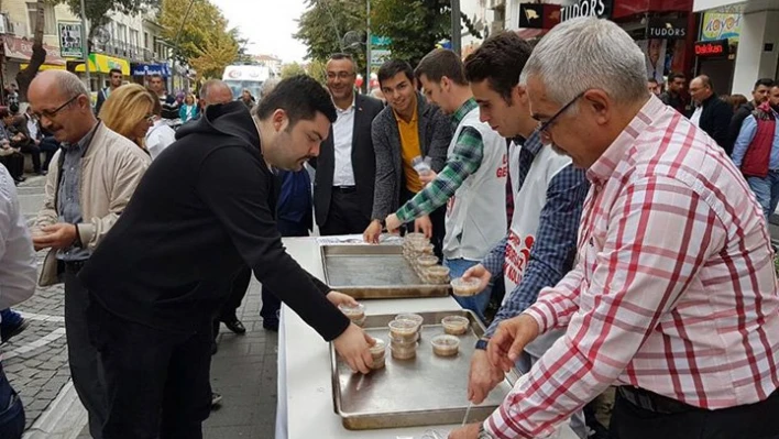 Aşure dağıtıldı