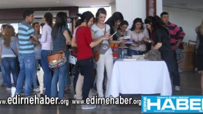 Kırmızı dipli mumla davet ettiler